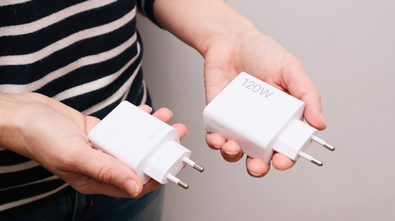 Personne tenant deux briques de chargement USB