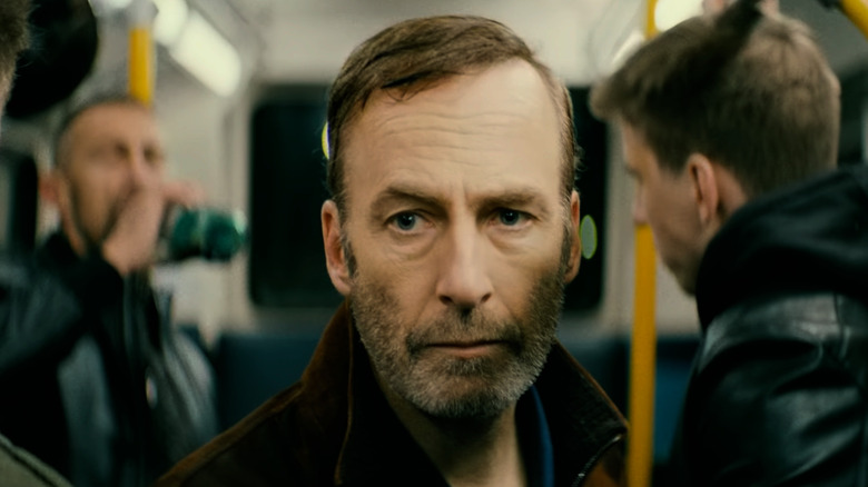 Hutch Mansell entouré de gars ivres dans un bus en personne