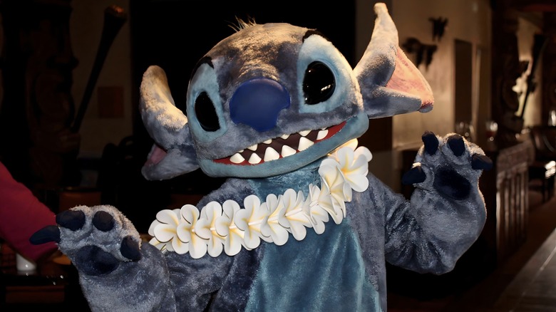 Stitch avec le personnage de Lei Ohana salutation