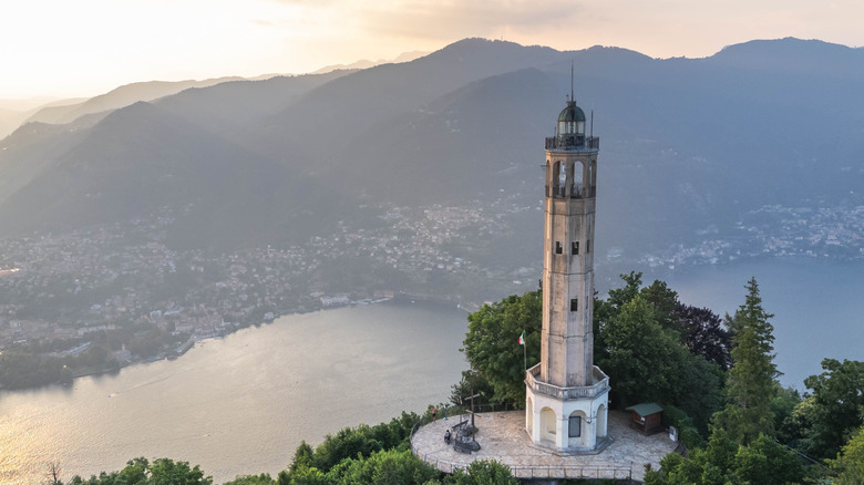 Un plan du phare de Faro Voltiano, surplombant le lac Como