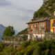 Ce village italien rustique se trouve perché au-dessus du lac de Como et entouré de paysages superbes