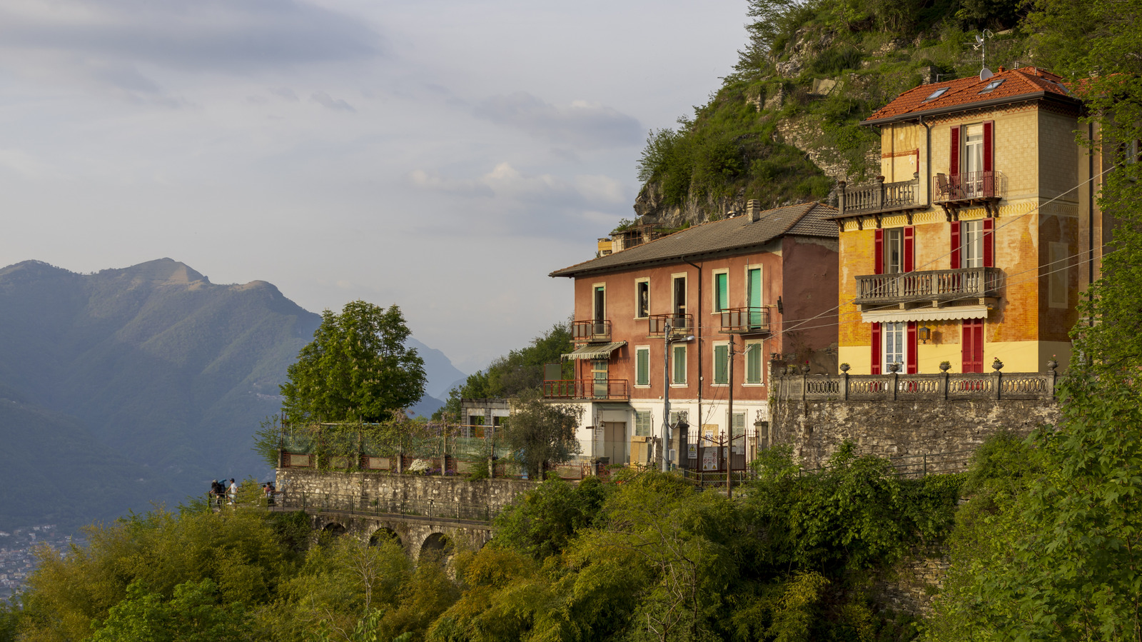 Ce village italien rustique se trouve perché au-dessus du lac de Como et entouré de paysages superbes