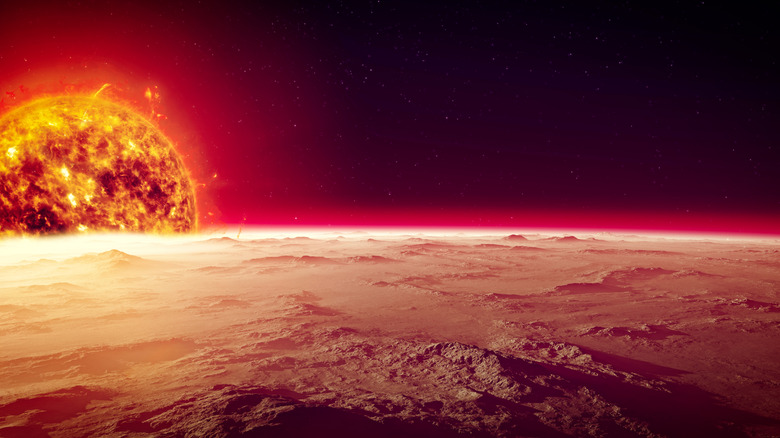 Le soleil est vu dans l'espace avec la surface du mercure au premier plan