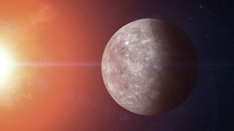 Le mercure est vu dans l'espace avec la lumière du soleil s'étendant dans le cadre de la gauche