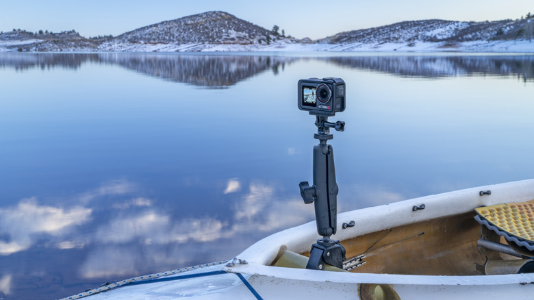 Une petite caméra d'action montée sur un bateau sur un lac