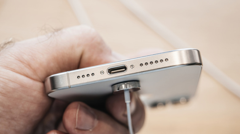 Gros plan des haut-parleurs d'un iPhone et du port de charge