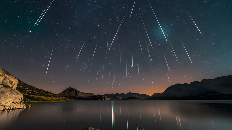 La douche de météore perséides tombant sur le lac