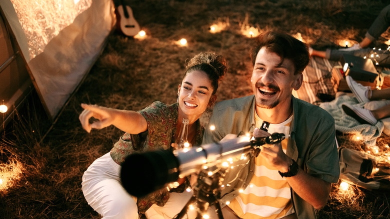 Un couple étouffant ensemble lors d'une fête étoilée