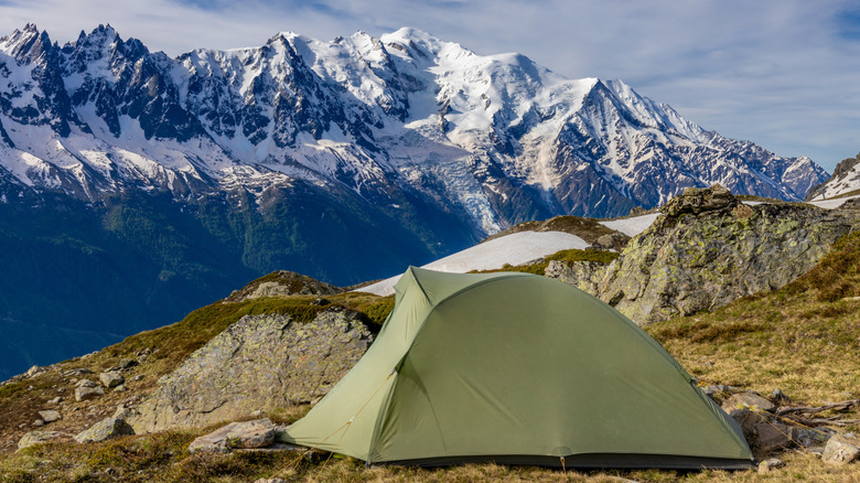 Tente sur des rochers surplombant les montagnes
