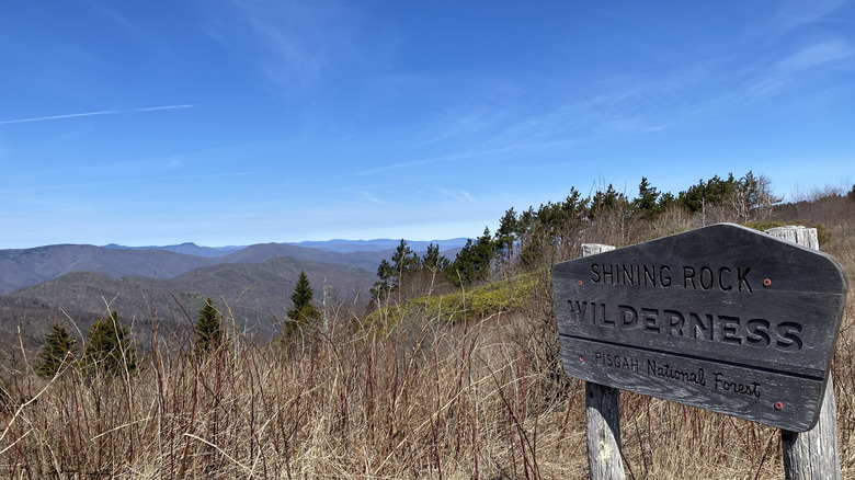 signe rocheux brillant avec un paysage de montagne