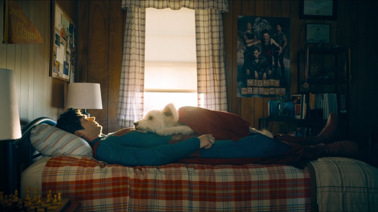 David Corenswet en tant que Superman allongé sur son lit avec Krypto à Superman