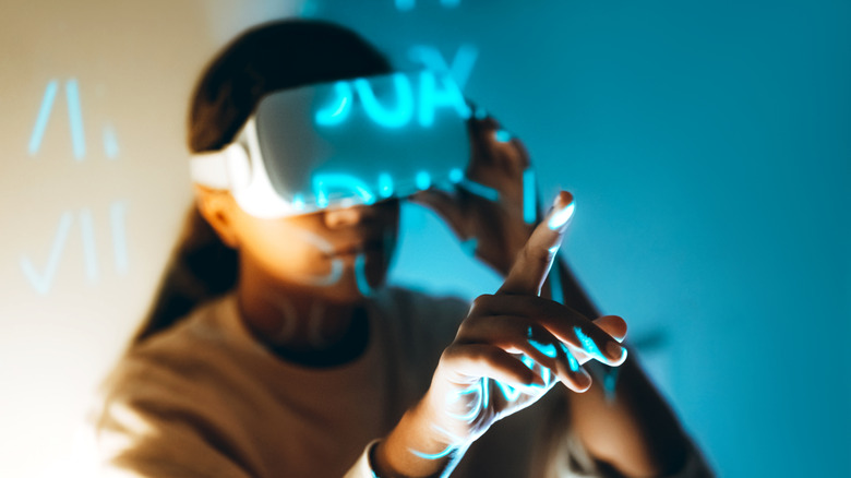 Personne portant un casque VR.