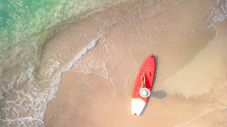 Voyageur profitant de se prélasser sur la plage