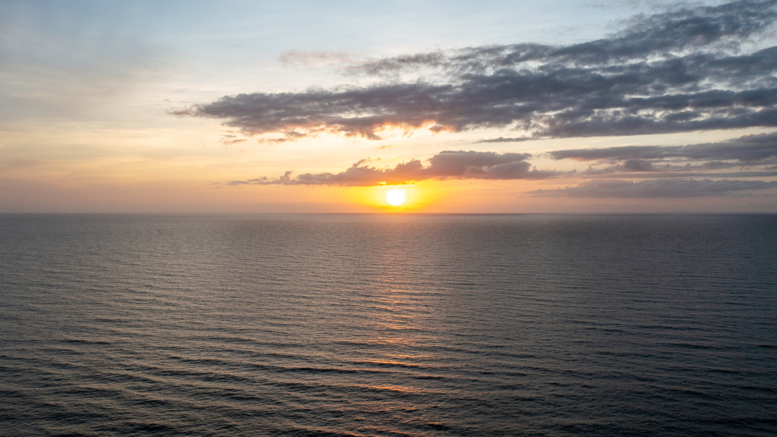 L'île barrière non développée de Myrtle Beach avec une beauté vierge à pagayer, nager et bronzer