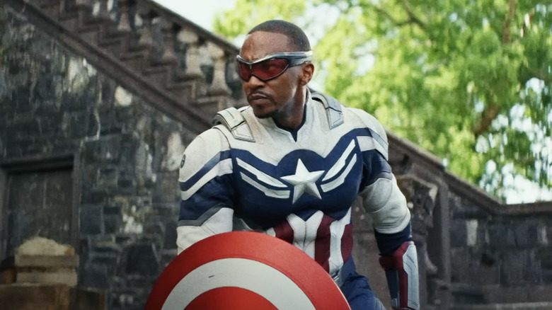 Sam Wilson d'Anthony Mackie s'est accroupi en tenant son bouclier dans Captain America: Brave New World
