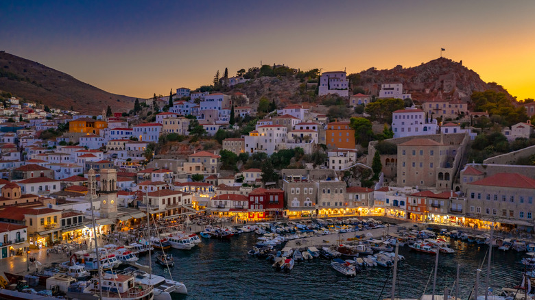 zone portuaire éclairée au coucher du soleil
