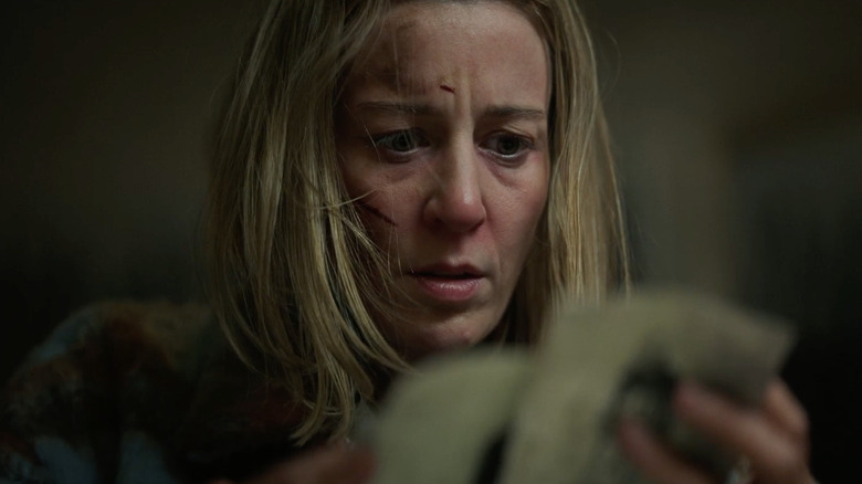 Vanessa Shepherd regarde des photos dans Hell House LLC: Lineage