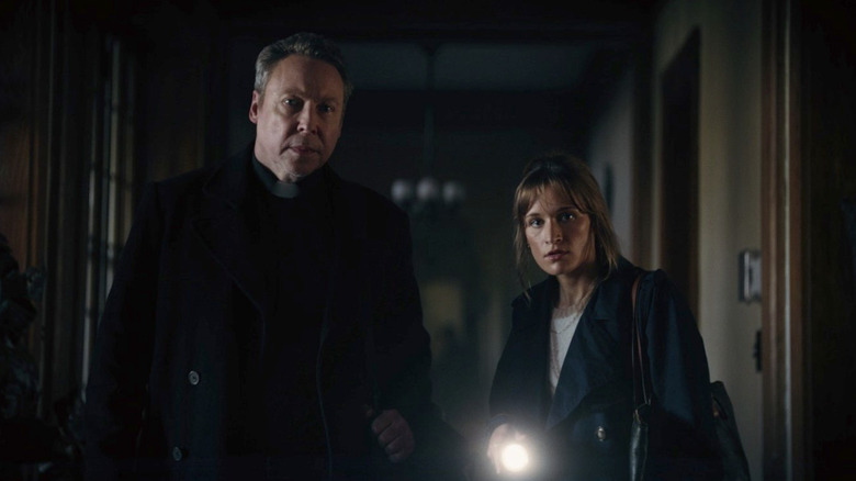 Le père David et Alicia enquêtent sur le manoir Carmichael à Hell House LLC: Lineage