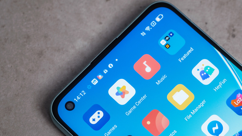 Un écran d'accueil sur un appareil Android montrant un tas d'applications et de notifications