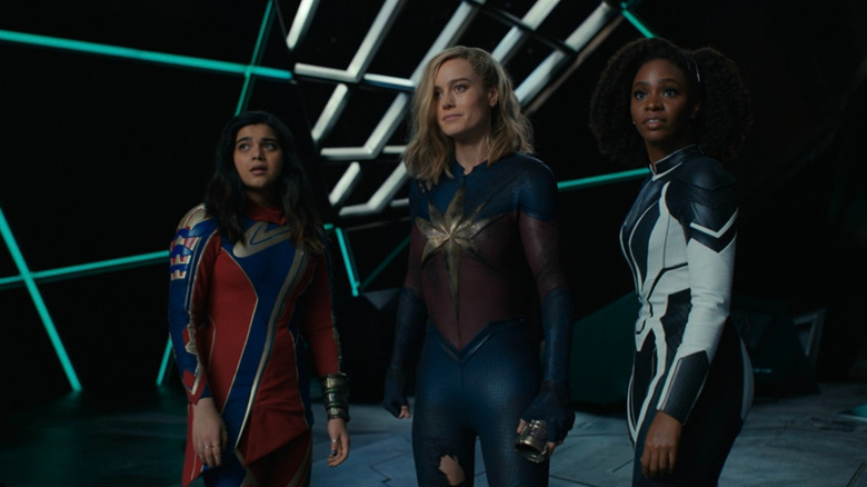 Mme Marvel, Captain Marvel et Monica Rambeau se tenaient à côté des autres dans les merveilles