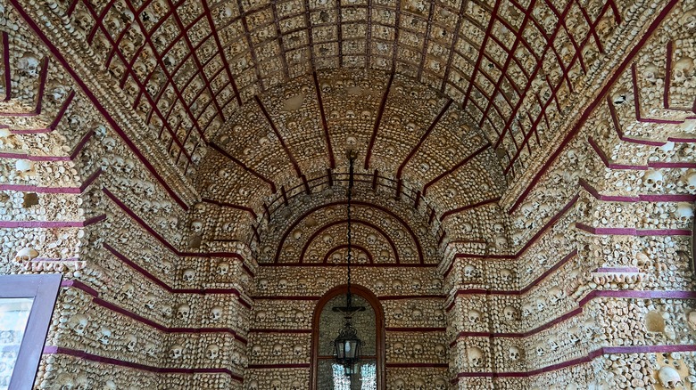 intérieur de la chapelle en os et crânes