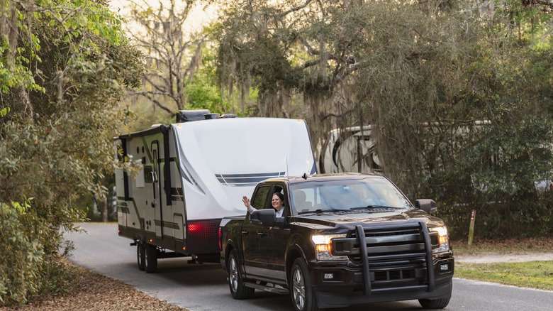 Un camping-car pour VR se dirige vers un terrain de camping de Floride