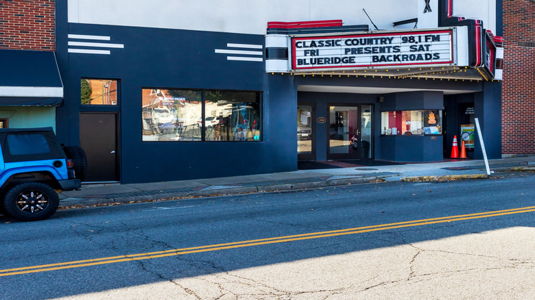Gros plan du théâtre Rex à Galax