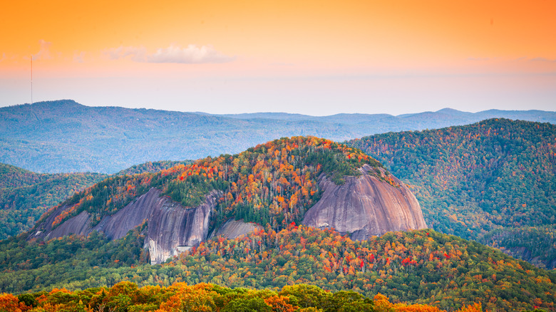Les beaux sommets de la forêt nationale de Pisgah devant le ciel orange