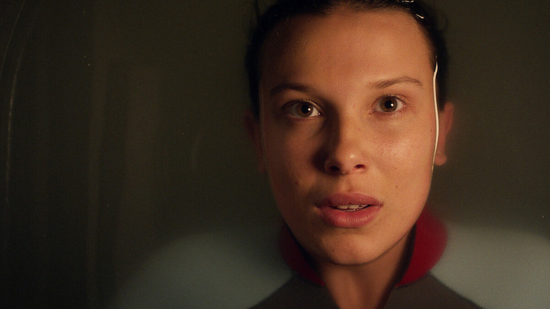 Mille Bobby Brown comme onze se sont submergés dans une baignoire dans Stranger Things