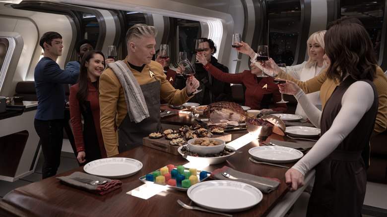 Pike et son équipage prenant un grand repas dans ses quartiers sur Star Trek: Strange New Worlds