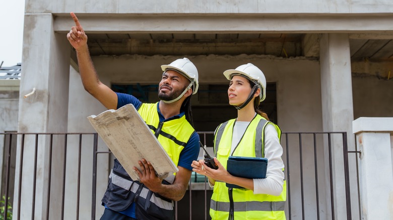 Deux personnes travaillant sur des plans de logement