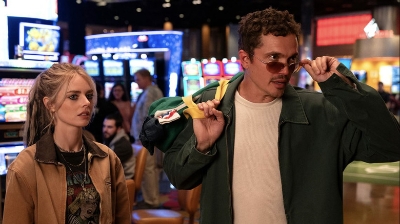 Edie et John marchent sur le sol du casino à Eenie Meanie