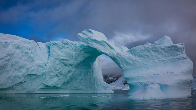 Un trou dans la glace est vu sur la côte de l'Antarctique
