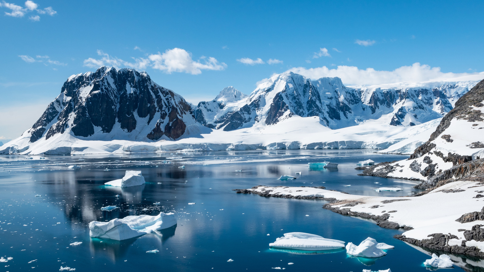 Qu'est-ce qui est vraiment caché sous la glace de l'Antarctique?