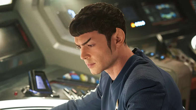 Spock assis sur Star Trek: étranges nouveaux mondes