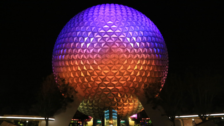Spatial terre à Epcot la nuit