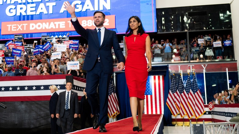 JD Vance avec Usha Vance dans une robe rouge