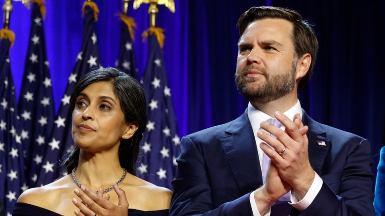 Usha Vance debout à côté de JD Vance