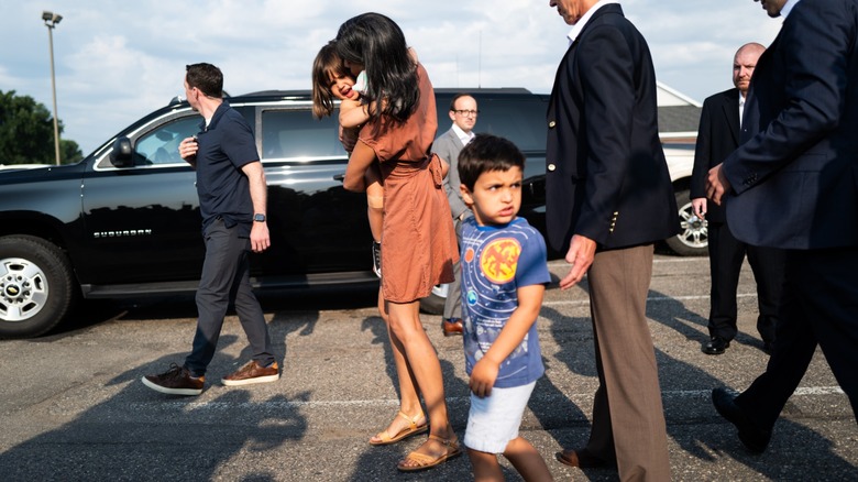 Usha Vance avec ses enfants portant une robe et des sandales