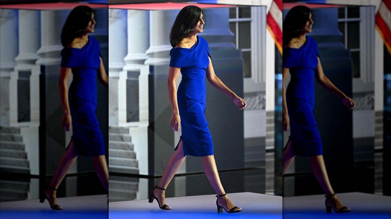Usha Vance dans une robe bleu royal à la Convention nationale républicaine 2024