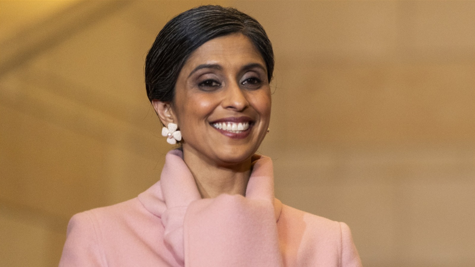 8 tenues Usha Vance qui ont montré ses jambes tueurs