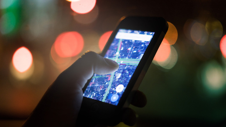 Vérification des instructions dans l'application de navigation sur un téléphone mobile.