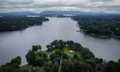 Un vaste parc d'État de lac en Virginie propose beaucoup de sentiers de randonnée et de loisirs de plein air