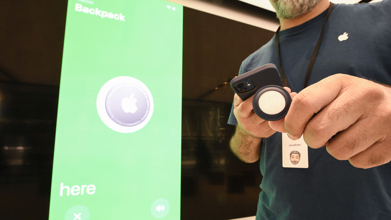 homme tenant de l'airtag