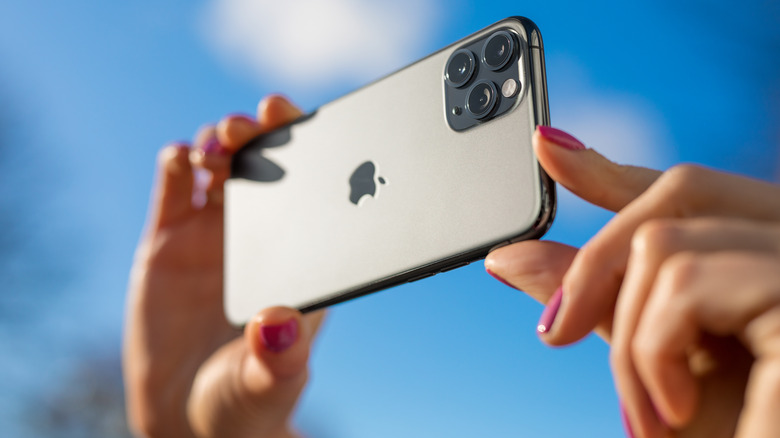 personne qui prend des photos avec iPhone