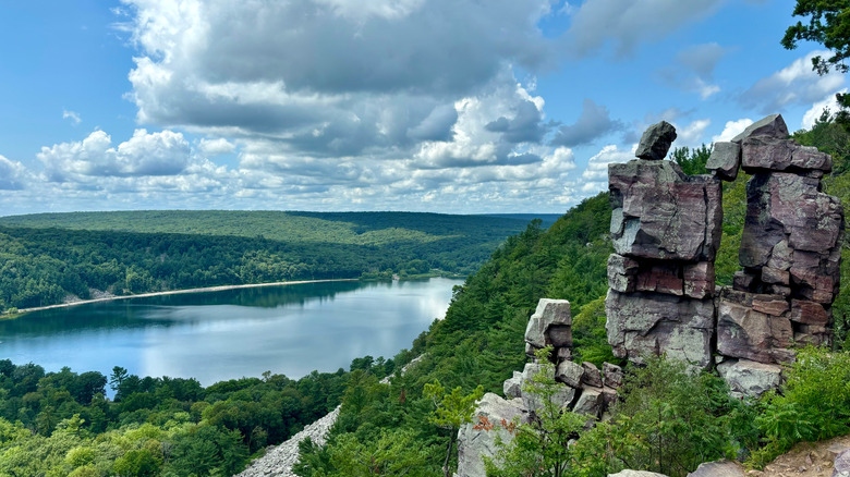 Pile de rochers surplombant le lac