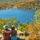 Un parc d'État de lac pittoresque dans le Wisconsin possède des loisirs et des campings en plein air incroyables