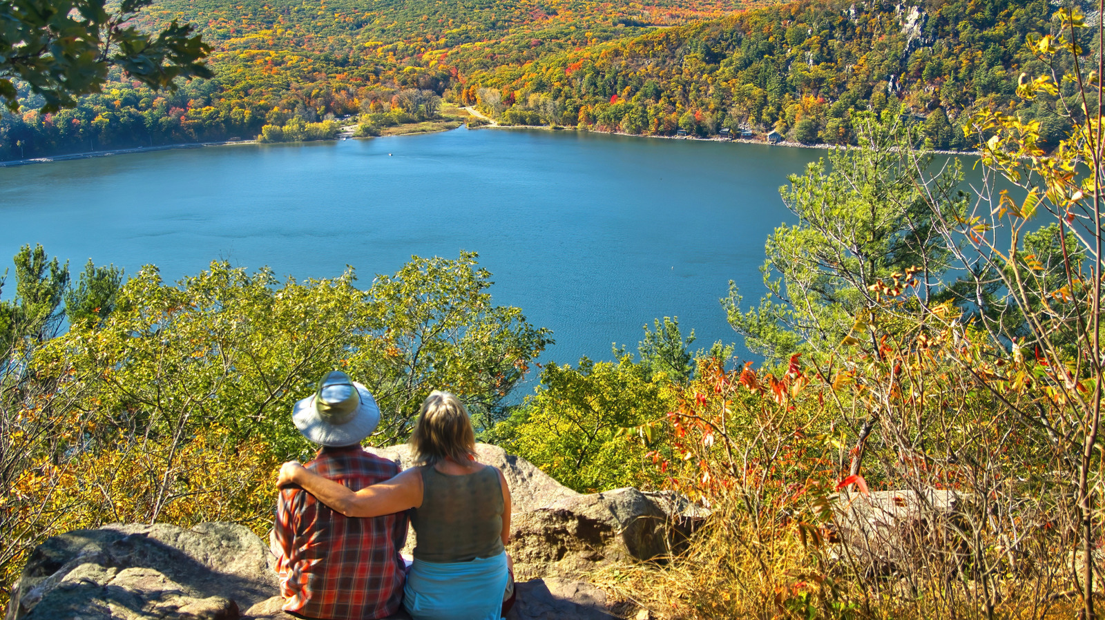 Un parc d'État de lac pittoresque dans le Wisconsin possède des loisirs et des campings en plein air incroyables