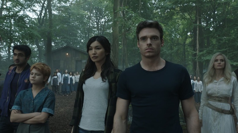 Kingo, Sprite, Sersi, Ikaris et Thena debout dans un village d'Eternals