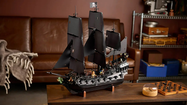 Lego Black Pearl des Pirates des Caraïbes ensemble sur une table